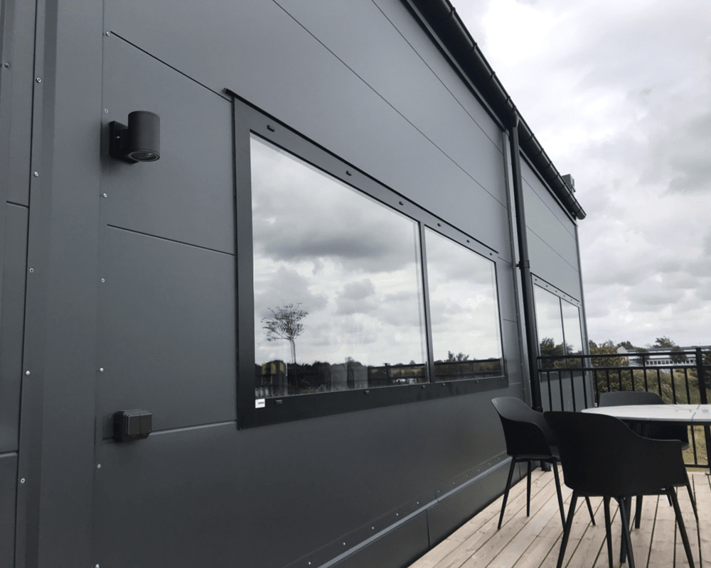 Heron I Negro lámpara de exterior De Westal - La luminaria está diseñada para uso en exteriores, pero también es adecuada para uso en interiores en áreas privadas y públicas.