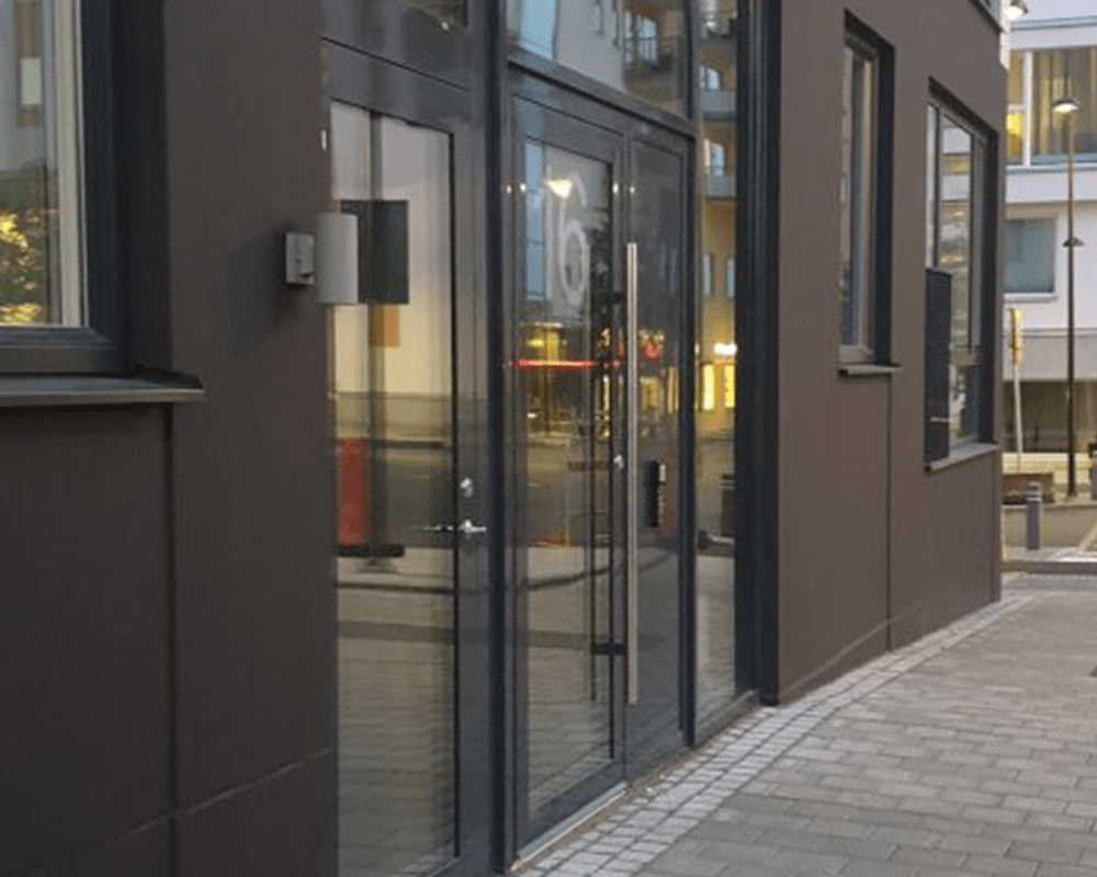 Heron II Gris lámpara de exterior De Westal - La luminaria está diseñada para uso en exteriores, pero también es adecuada para uso en interiores en áreas privadas y públicas.