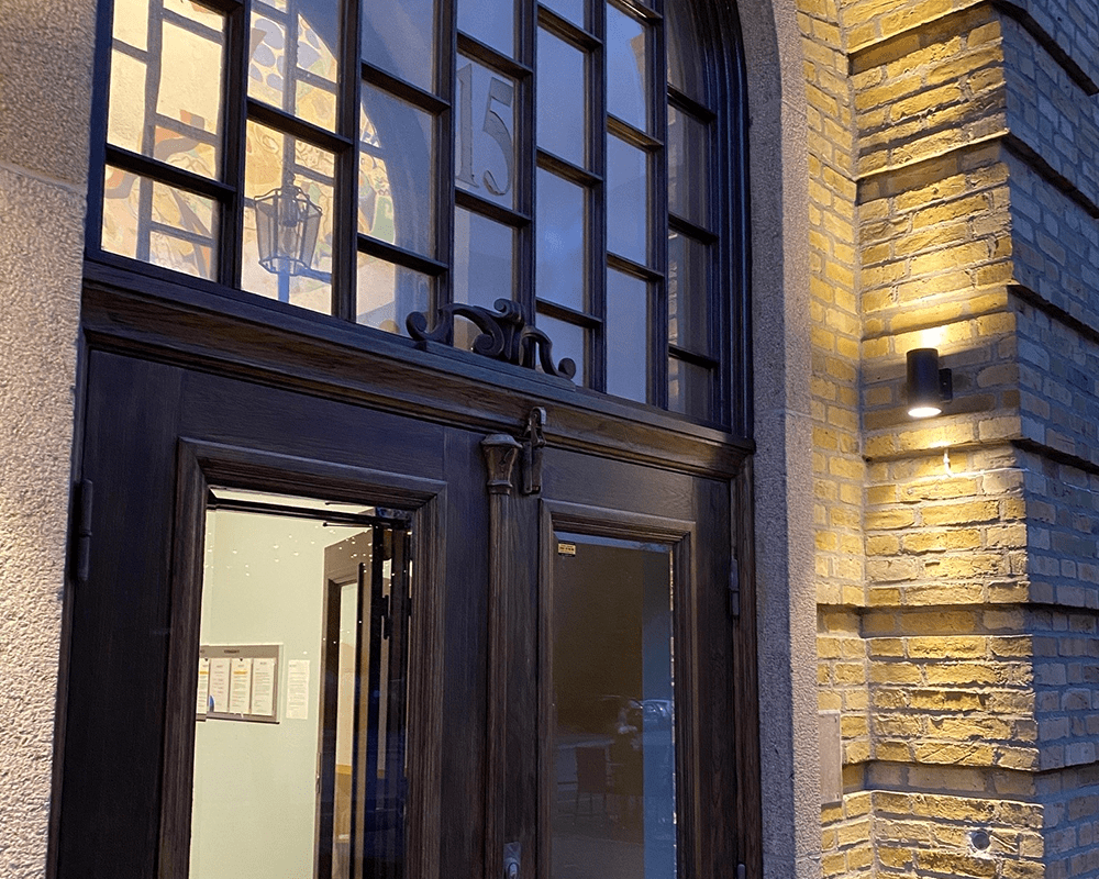 Heron II Negro lámpara de exterior De Westal - La luminaria está diseñada para uso en exteriores, pero también es adecuada para uso en interiores en áreas privadas y públicas.