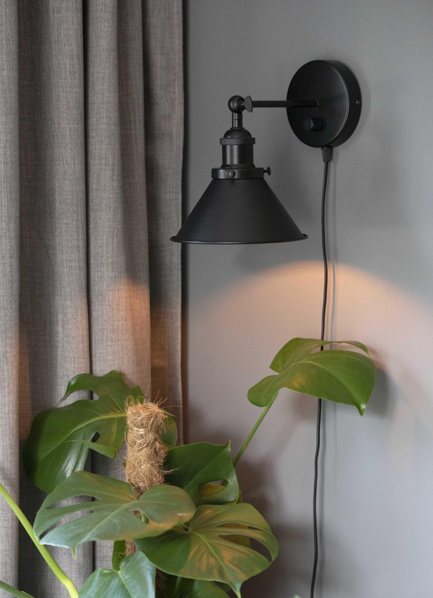 Anton Ø18 Negro lámpara de pared De PR Home - Con interruptor de encendido y cable de conexi&oacute;n de 2m.