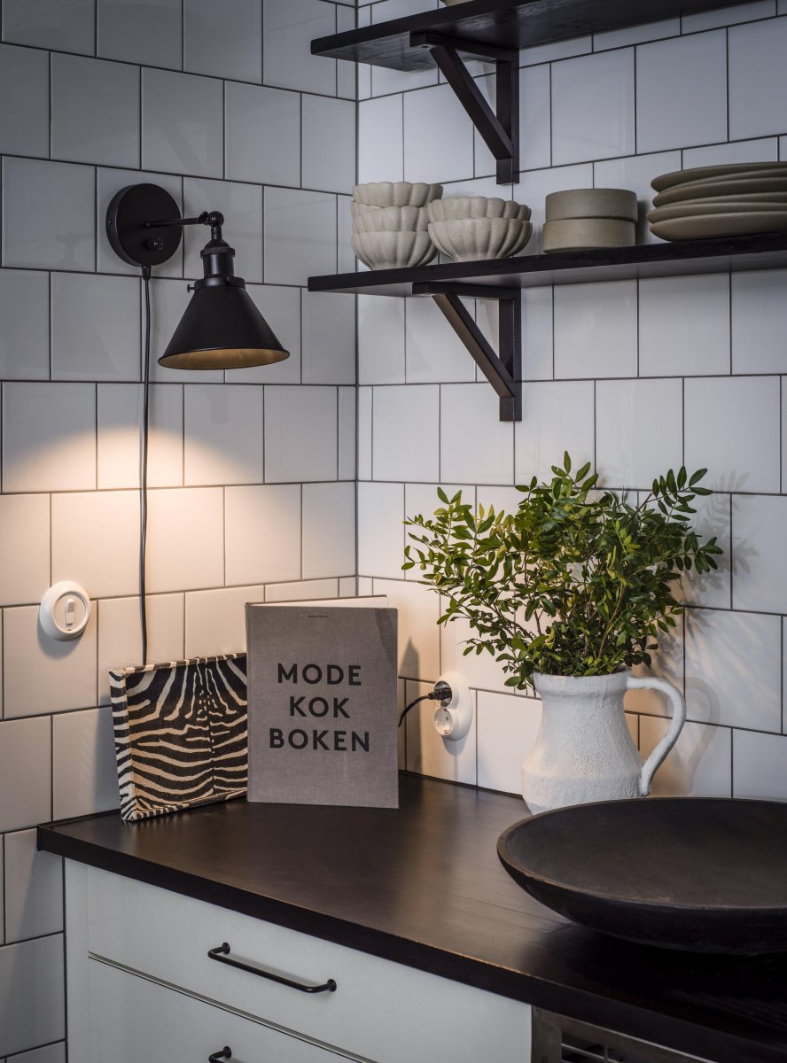 Anton Ø18 Negro lámpara de pared De PR Home - Con interruptor de encendido y cable de conexi&oacute;n de 2m.