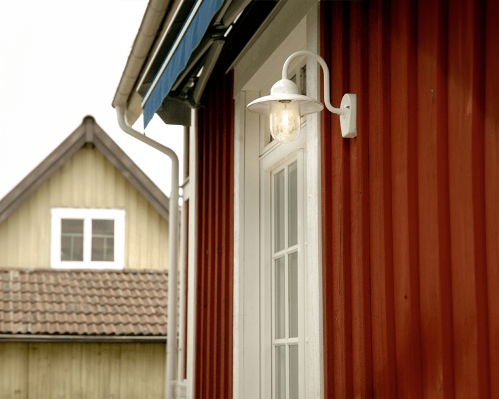 Nisse Blanco lámpara de exterior De Westal - La pantalla de cristal transparente garantiza una distribución eficaz de la luz y crea un ambiente acogedor en entradas, fachadas o patios.