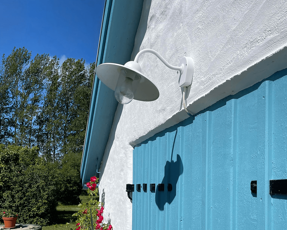 Stall Blanco lámpara de exterior De Westal - La sección trasera tiene dos entradas y salidas y un bloque de terminales de conexión rápida.