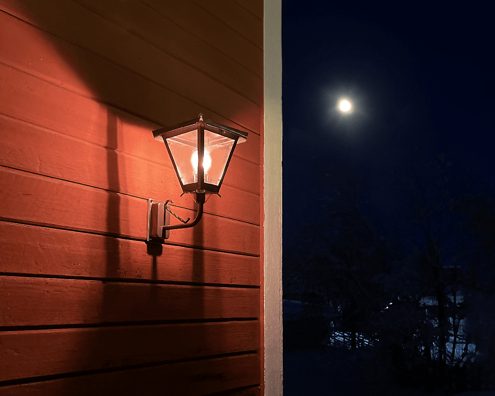 Gustav upp Negro lámpara de exterior De Westal - Elija entre una linterna orientada hacia arriba o hacia abajo con un acabado pintado y resistente a la oxidaci&oacute;n o en cobre bellamente oxidado.