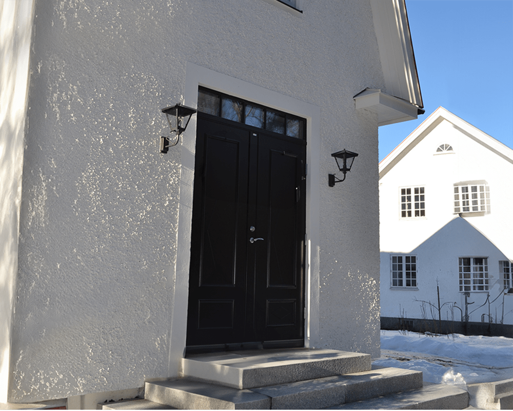 Gustav upp Negro lámpara de exterior De Westal - Elija entre una linterna orientada hacia arriba o hacia abajo con un acabado pintado y resistente a la oxidaci&oacute;n o en cobre bellamente oxidado.