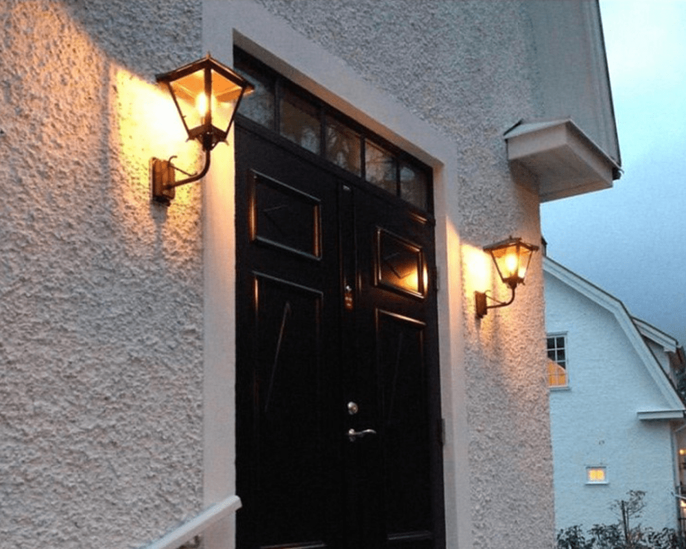 Gustav upp Negro lámpara de exterior De Westal - Elija entre una linterna orientada hacia arriba o hacia abajo con un acabado pintado y resistente a la oxidaci&oacute;n o en cobre bellamente oxidado.