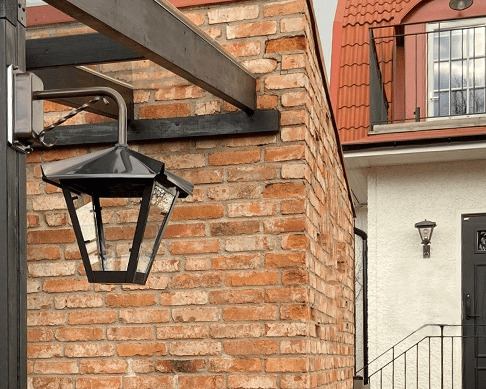 Gustav ned Cobre oxidado lámpara de exterior De Westal - Elija entre una linterna orientada hacia arriba o hacia abajo con un acabado pintado y resistente a la oxidación o en cobre bellamente oxidado.