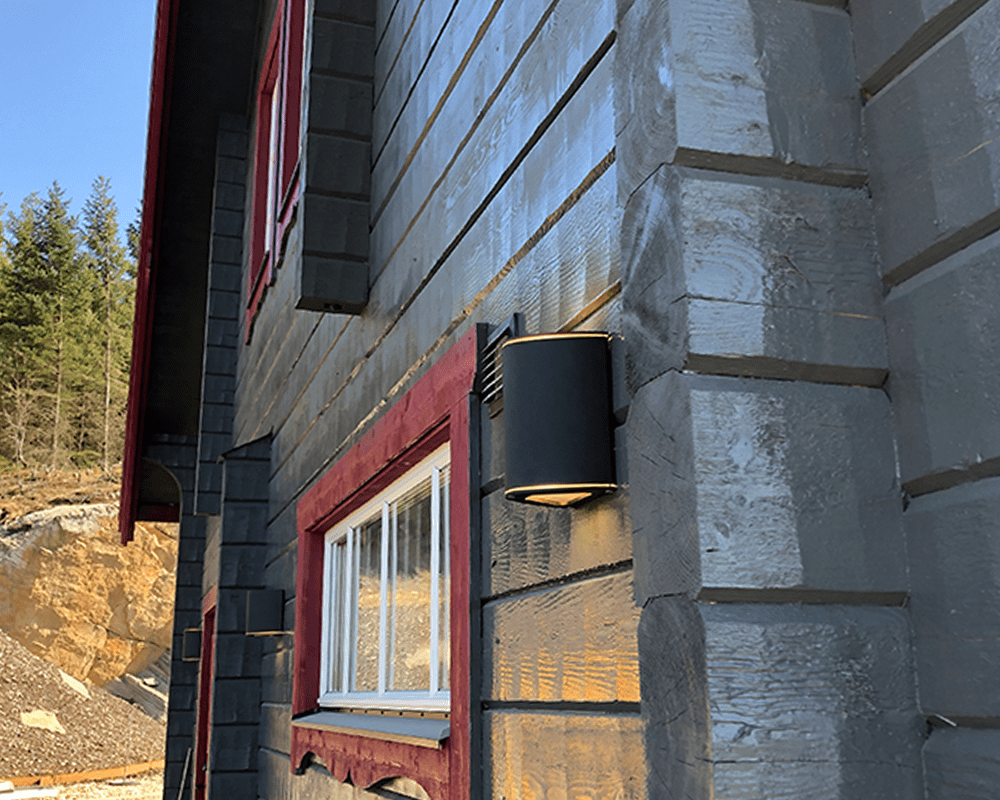 Trius II Negro lámpara de exterior De Westal - Bloque de terminales de conexión rápida y orificios dobles para cables externos y enrutamiento.