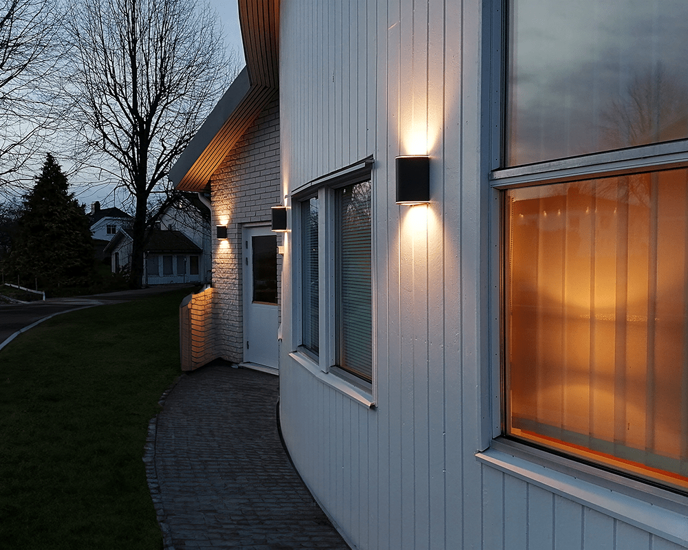 Trius II Negro lámpara de exterior De Westal - Bloque de terminales de conexión rápida y orificios dobles para cables externos y enrutamiento.