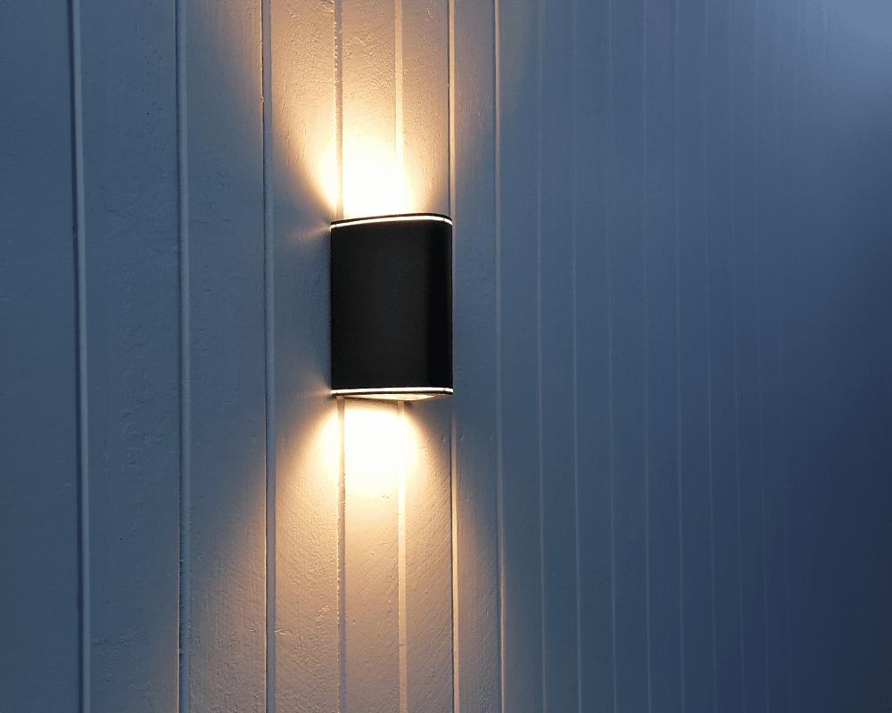 Trius II Negro lámpara de exterior De Westal - Bloque de terminales de conexión rápida y orificios dobles para cables externos y enrutamiento.