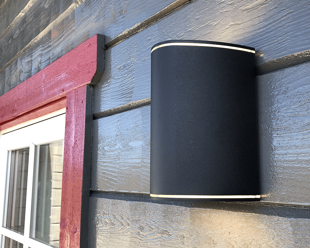 Trius II Negro lámpara de exterior De Westal - Bloque de terminales de conexión rápida y orificios dobles para cables externos y enrutamiento.