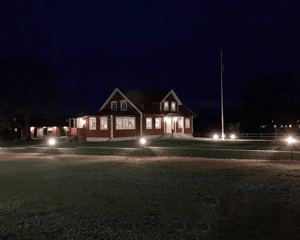 Tellus 145cm Negro balizas De Westal - Tellus es una serie de luminarias que, según el diseño, confieren a la villa, al edificio de apartamentos o a la casa de vacaciones un carácter diferente.