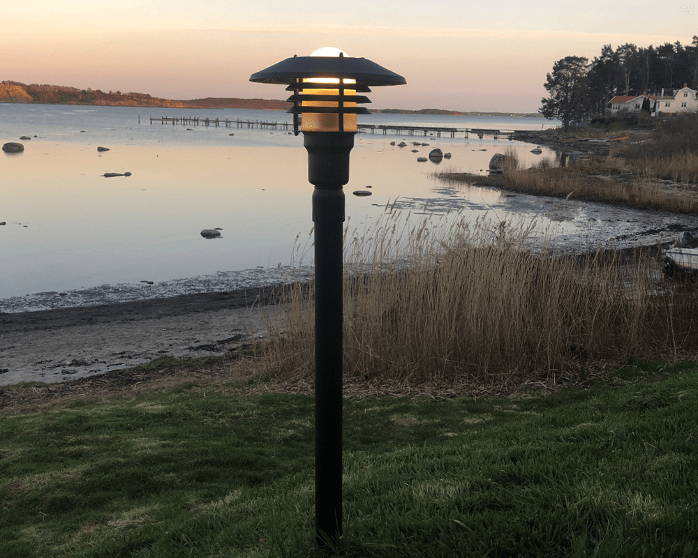 Tellus 145cm Negro balizas De Westal - Tellus es una serie de luminarias que, según el diseño, confieren a la villa, al edificio de apartamentos o a la casa de vacaciones un carácter diferente.