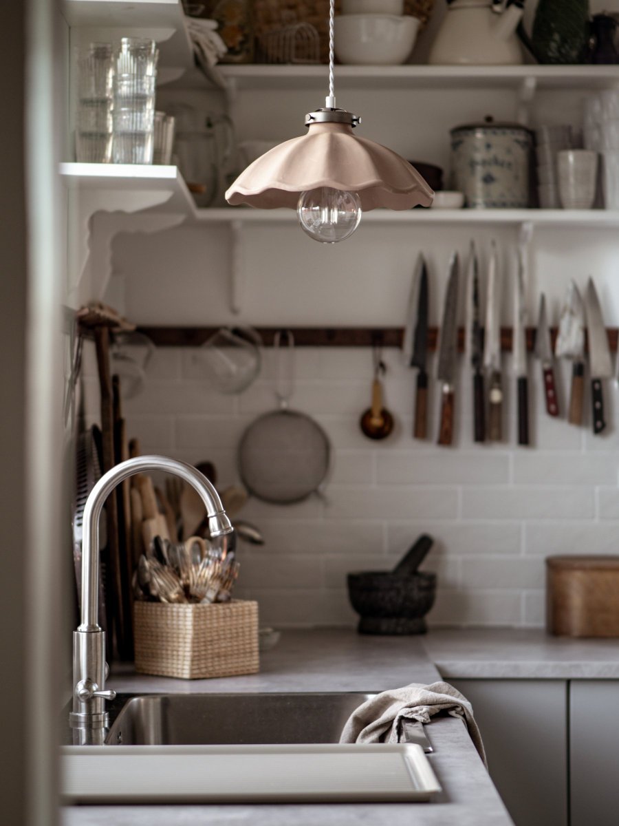 Alva Ø30 Lodo Lámpas de techo De Globen Lighting - La parte superior, que envuelve la cer&aacute;mica, est&aacute; realizada en metal de color &oacute;xido y se complementa con un cable textil trenzado de color blanco de 120 cm de longitud y una caja de techo blanca realizada en pl&aacute;stico.