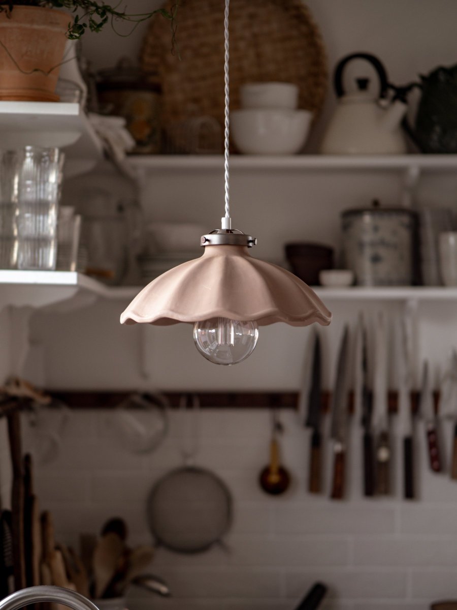 Alva Ø30 Lodo Lámpas de techo De Globen Lighting - La parte superior, que envuelve la cer&aacute;mica, est&aacute; realizada en metal de color &oacute;xido y se complementa con un cable textil trenzado de color blanco de 120 cm de longitud y una caja de techo blanca realizada en pl&aacute;stico.