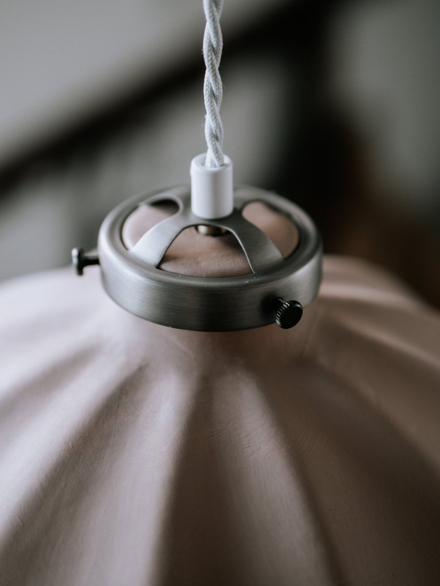 Alva Ø30 Lodo Lámpas de techo De Globen Lighting - La parte superior, que envuelve la cer&aacute;mica, est&aacute; realizada en metal de color &oacute;xido y se complementa con un cable textil trenzado de color blanco de 120 cm de longitud y una caja de techo blanca realizada en pl&aacute;stico.