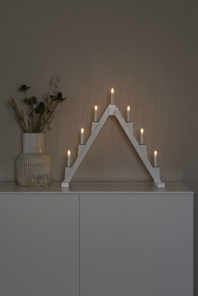 Candelabra 7 Lights Blanco De Konstsmide - Candelabro el&eacute;ctrico plegable con 7 velas, fabricado en alambre lacado en blanco, decorado con anillos de lat&oacute;n alrededor de cada vela para un toque elegante.