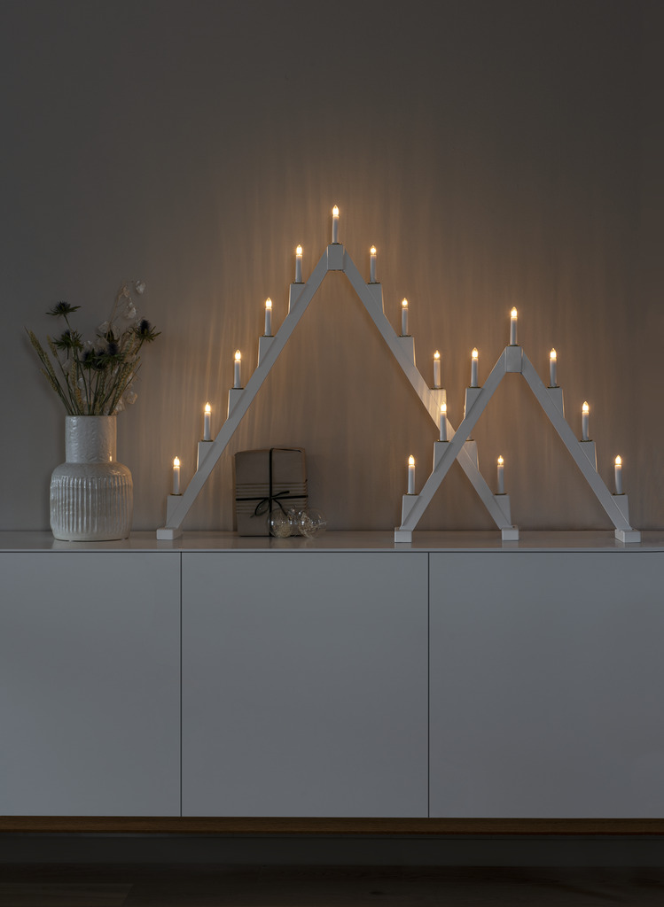 Candelabra 7 Lights Blanco De Konstsmide - Candelabro el&eacute;ctrico plegable con 7 velas, fabricado en alambre lacado en blanco, decorado con anillos de lat&oacute;n alrededor de cada vela para un toque elegante.