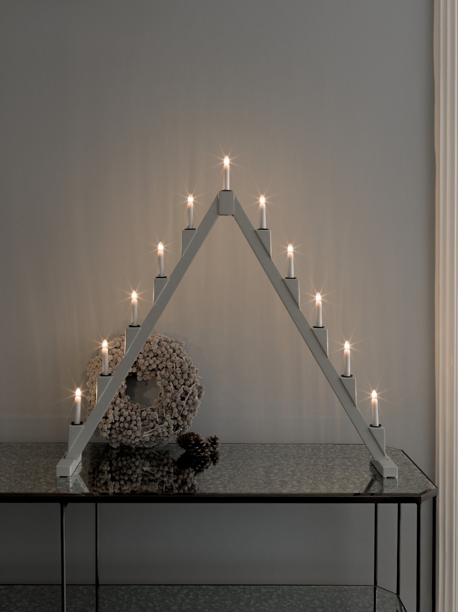 Candelabra 11 Lights Gris De Konstsmide - Candelabro el&eacute;ctrico plegable con 11 velas, fabricado en madera lacada en gris, decorado con anillos negros alrededor de cada vela para un toque elegante.