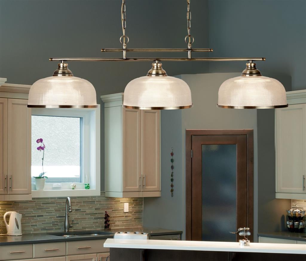 Bistro 100cm Latón antiguo Lámpas de techo De Searchlight - Se puede subir y bajar, lo que la hace ideal para colgarla sobre la mesa de la cocina o el comedor, creando una luz c&aacute;lida y acogedora.