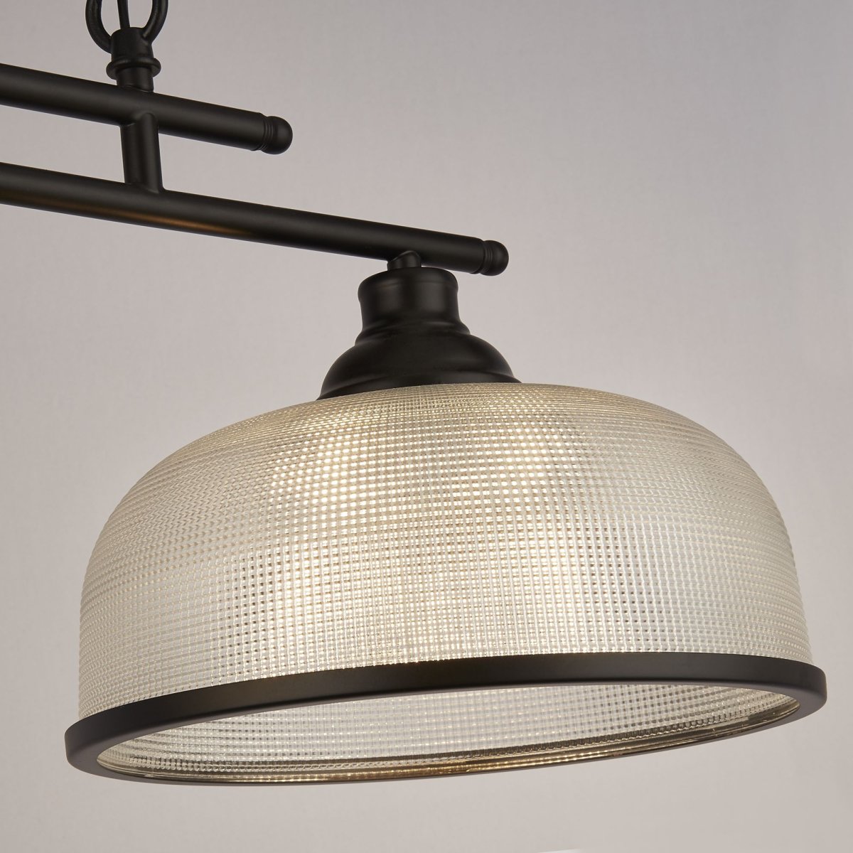 Highworth 100cm Negro Lámpas de techo De Searchlight - El metal negro enmarca con elegancia las pantallas de vidrio, y su diseño ajustable en altura facilita la adaptación de la luz a la habitación y al ambiente deseado.