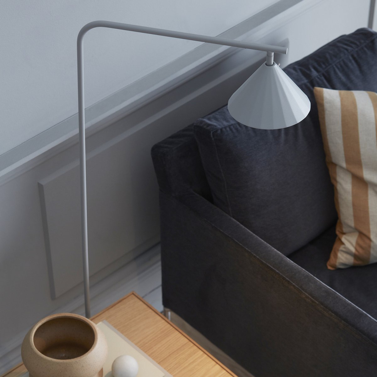 Rain Gris lámpara de pie De CO Bankeryd - Adecuado para la sala de estar o el dormitorio, donde Rain le da a la habitación una expresión moderna.