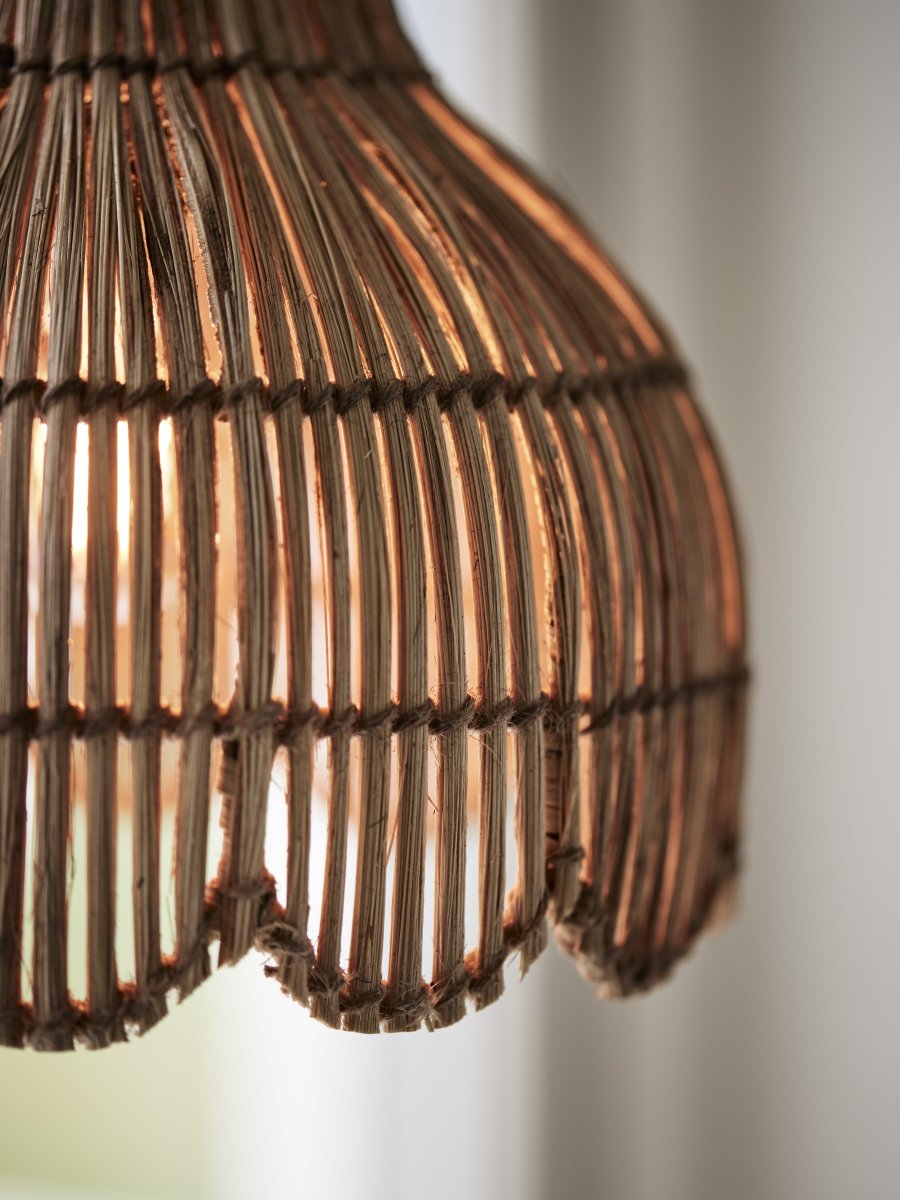 Pia Ø24 Naturaleza Lámpas de techo De PR Home - La lámpara de techo Pia está hecha a mano con fibra de yute, un material natural, y tiene un borde curvado en la parte inferior.