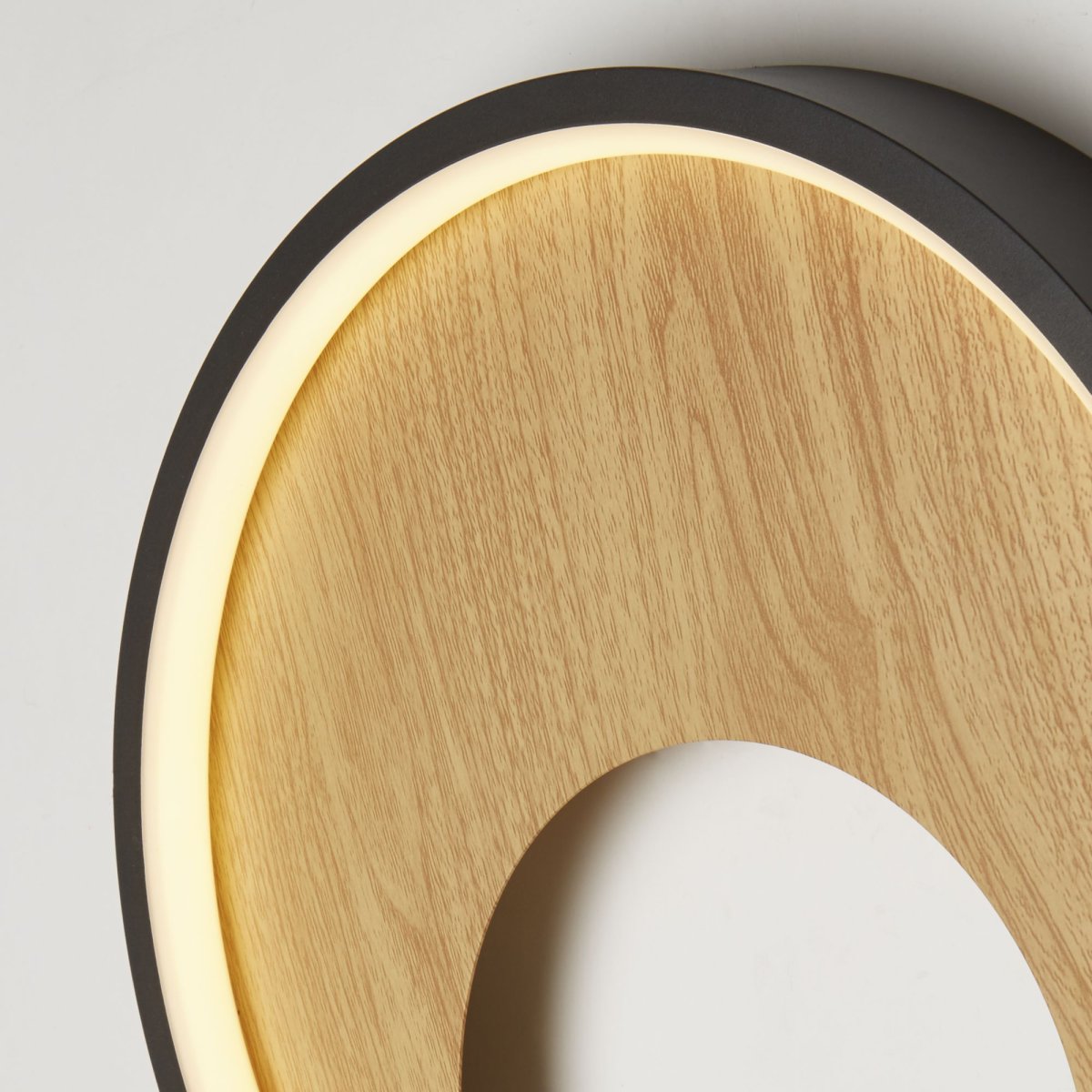 Curio Ø30 Negro/madera lámpara de pared De Searchlight - El marco exterior es de metal negro, mientras que el interior tiene un acabado cepillado: un hermoso contraste que la convierte en un verdadero punto de atracción.