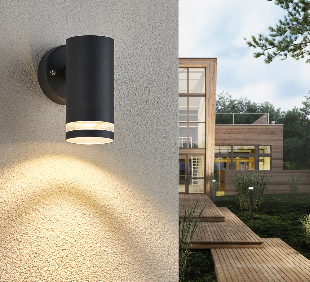 Cylinder Antracita lámpara de exterior De Lampan - Lampan lyser fint ner p&aring; v&auml;ggen och skapar en h&auml;rlig atmosf&auml;r.