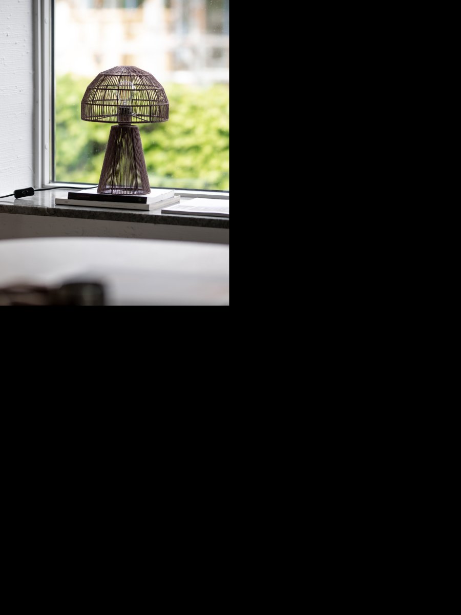 Porcini 37cm Marrón lámpara de mesa De PR Home - La lámpara de mesa Porcini es una lámpara hecha a mano a partir de un marco de metal envuelto a mano con hilo brillante, lo que permite que la luz se filtre finamente a través de los hilos.