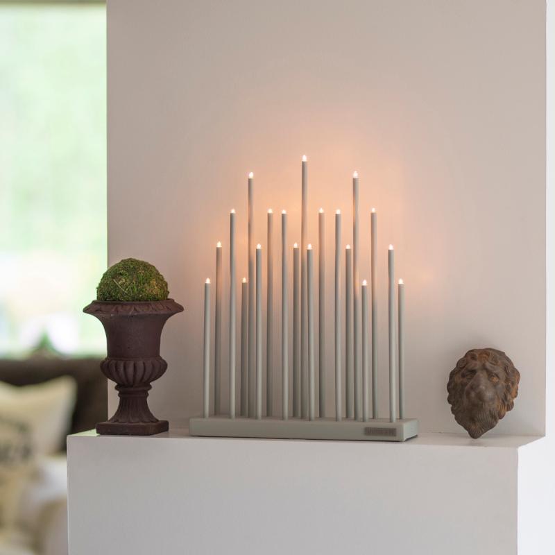 Elflugan Gris claro De SMAK Design - Candelabro de Adviento Elflugan Original Gris Claro&aring; de Smak Design es un cl&aacute;sico del dise&ntilde;o moderno que se puede utilizar durante todo el a&ntilde;o tanto como candelabro normal como candelabro de Adviento durante la temporada navide&ntilde;a.