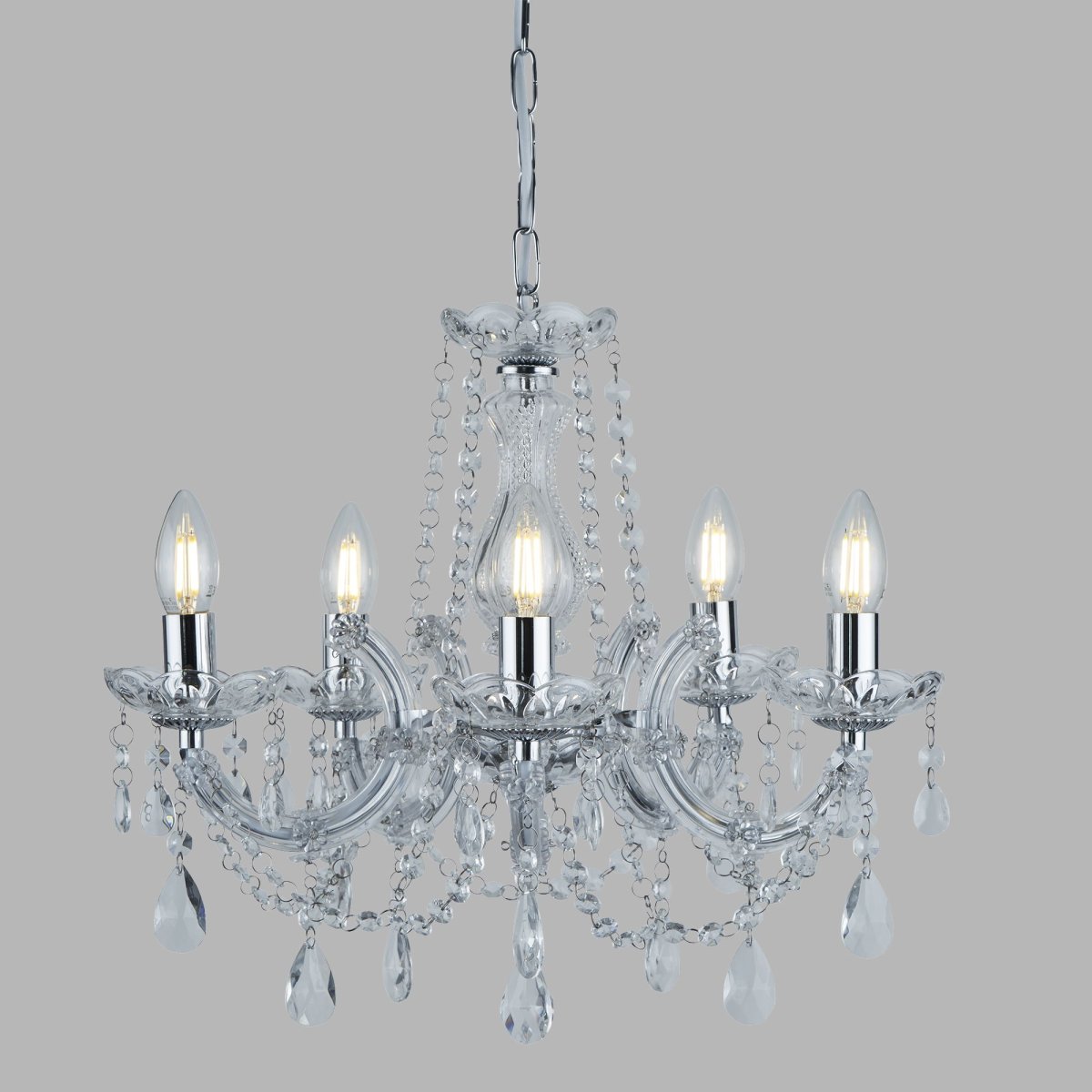 Marie Therese Ø48 Cromo Lámpas de techo De Searchlight - La espectacular y brillante lámpara de araña Marie-Thérèse de 5 luces y acabado en cromo pulido tiene un estilo aristocrático que añade una atmósfera teatral a los espacios grandes.