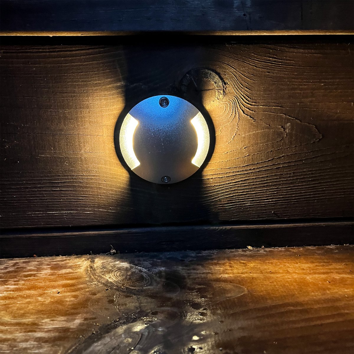 Zenit Duo Plata De Lightson - Aplique de pared y de patio bidireccional que se adapta perfectamente a fachadas, vallas, muros, terrazas y patios con su decorativa luz blanca cálida.