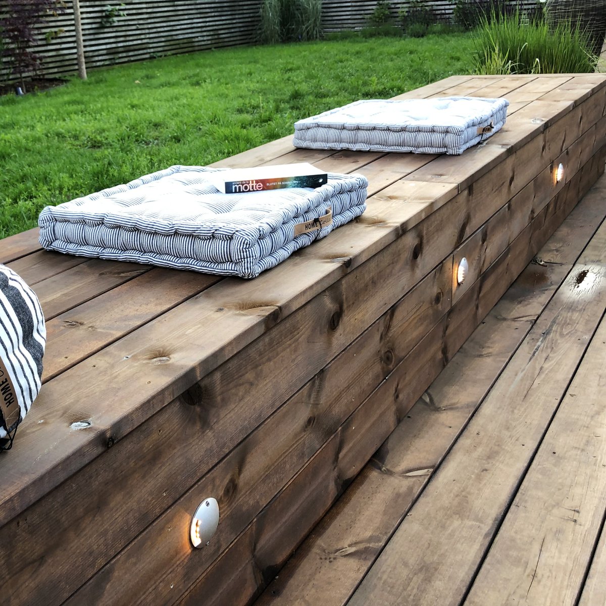 Zenit Duo Plata De Lightson - Aplique de pared y de patio bidireccional que se adapta perfectamente a fachadas, vallas, muros, terrazas y patios con su decorativa luz blanca cálida.