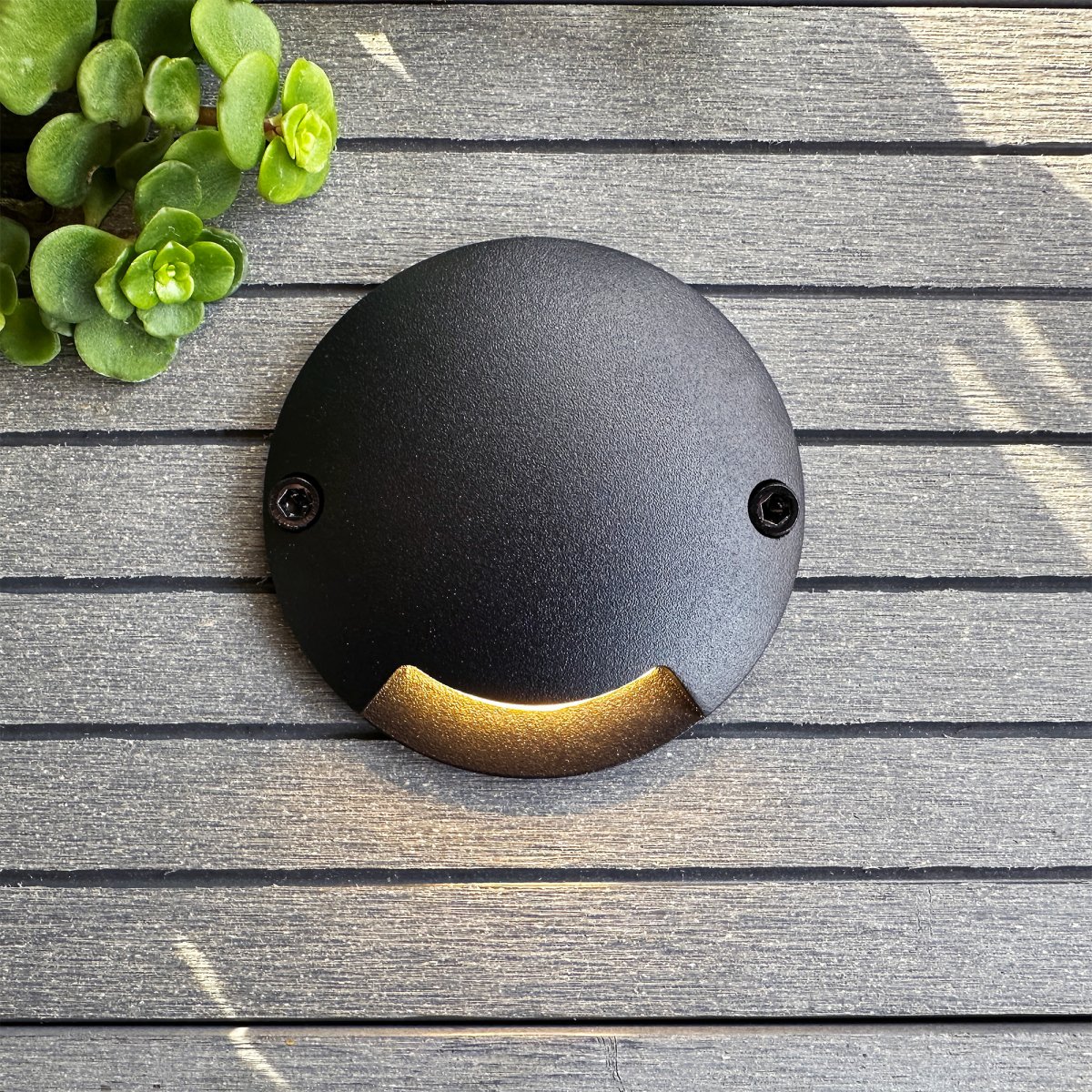 Zenit Negro De Lightson - Aplique de pared y de patio unidireccional que, con su luz blanca cálida decorativa, es una excelente opción para fachadas, vallas, muros, terrazas y patios.