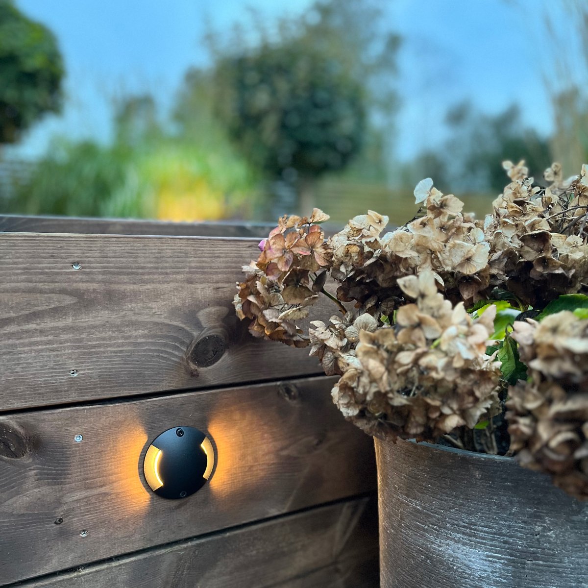 Zenit duo Negro De Lightson - Aplique de pared y de patio bidireccional que se adapta perfectamente a fachadas, vallas, muros, terrazas y patios con su decorativa luz blanca cálida.