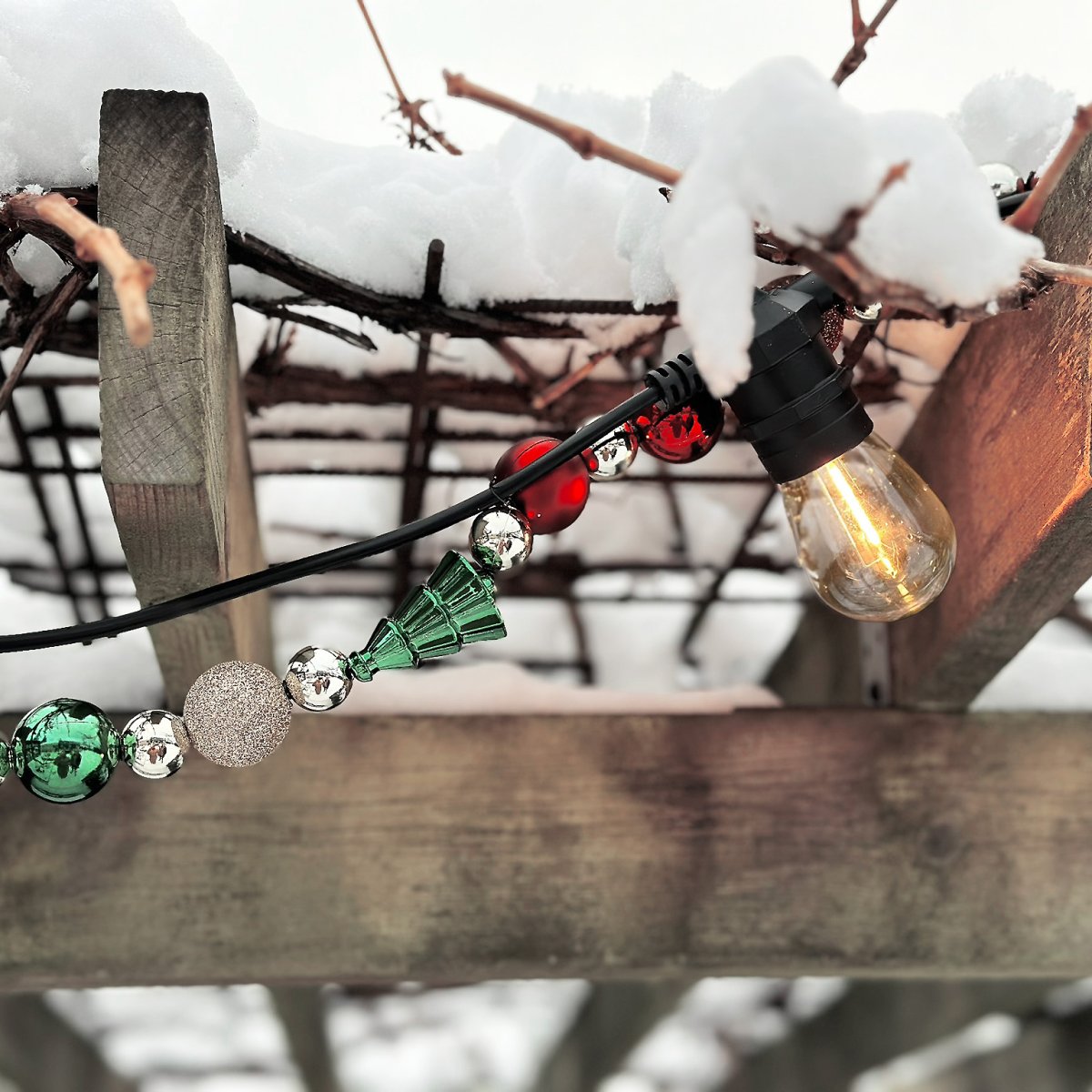 Cosy Negro De Lightson - El bucle tiene una longitud de 5 m, dispone de 10 fuentes de luz y se puede conectar f&aacute;cilmente a cualquiera de nuestros cables.