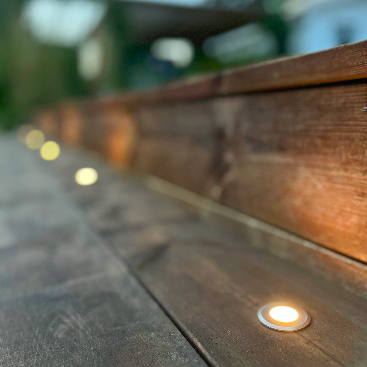 Dexter 10 Plata De Lightson - Dexter es una elegante y peque&ntilde;a luminaria de cubierta fabricada en aluminio para su instalaci&oacute;n en cubiertas de madera o pavimentos de piedra.