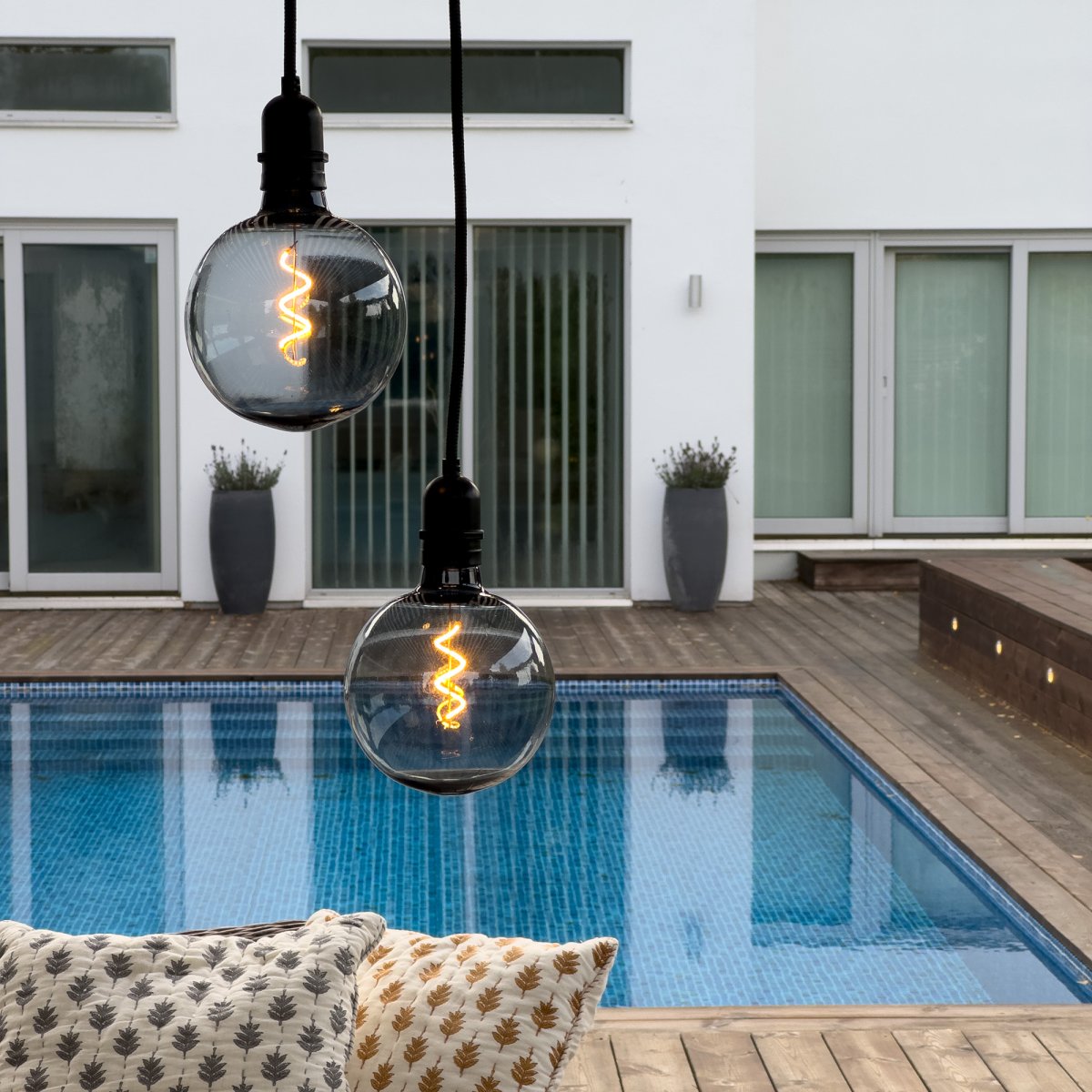 Deco bulb XL Color humo De Lightson - Esta bombilla decorativa con pantalla de color ahumado, resistente a la intemperie, en formato XL (12 cm) es perfecta para la lámpara colgante Gravity, pero también para la lámpara de fiesta Cosy.