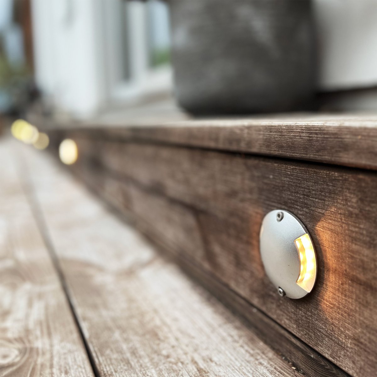 Zenit Duo Plata De Lightson - Aplique de pared y de patio bidireccional que se adapta perfectamente a fachadas, vallas, muros, terrazas y patios con su decorativa luz blanca cálida.