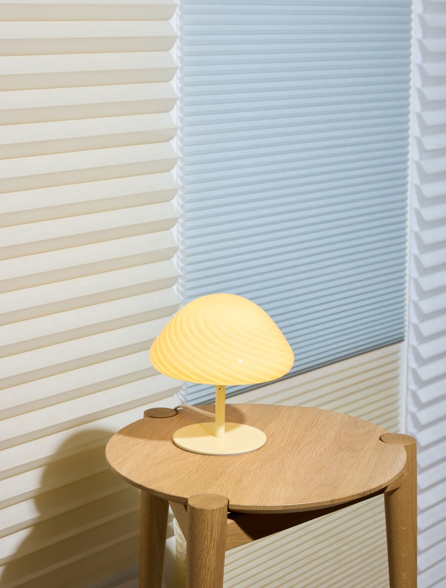 Mini Mush 17cm Crema lámpara de mesa De Halo Design - La exclusiva pantalla en forma de onda proporciona una distribuci&oacute;n de luz suave y agradable y es perfecta para crear un ambiente acogedor en cualquier habitaci&oacute;n.