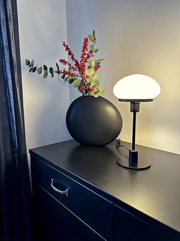 New August 36cm Negro lámpara de mesa De Aneta Lighting - Nueva y elegante l&aacute;mpara de mesa de August en un modelo cl&aacute;sico con un dise&ntilde;o m&aacute;s moderno.
