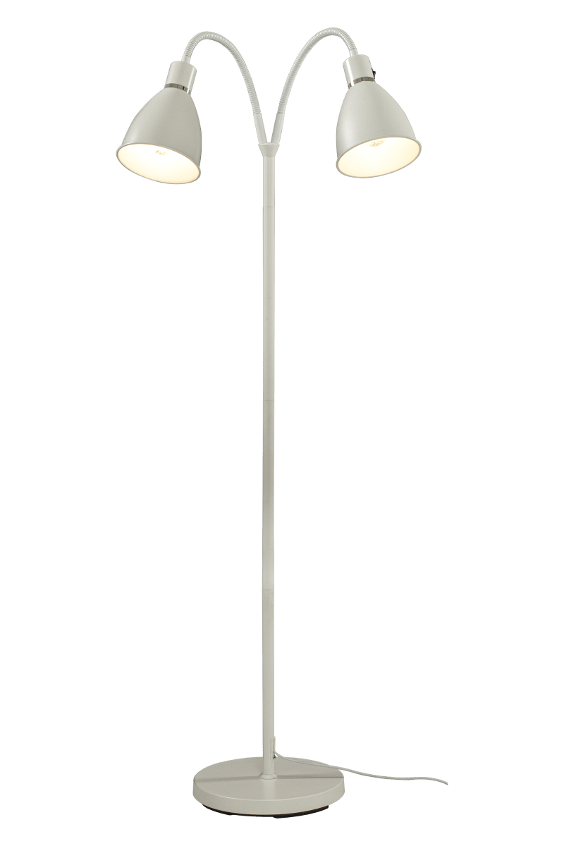 Idre 2 Blanco lámpara de pie De Aneta Lighting - La lámpara de pie Idre con doble cabezal presenta un diseño clásico realizado en metal lacado en blanco y anillos decorativos en color cromado.