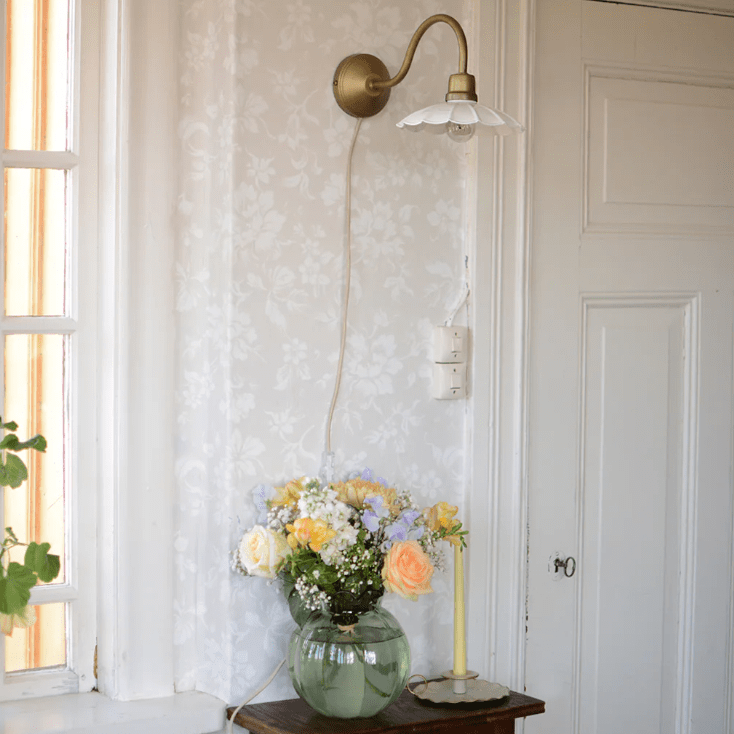 Gustav Ø20 Latón blanco/antiguo lámpara de pared De Strömshaga - La l&aacute;mpara incluye un cable textil beige de 1,5 m de largo, interruptor y enchufe.