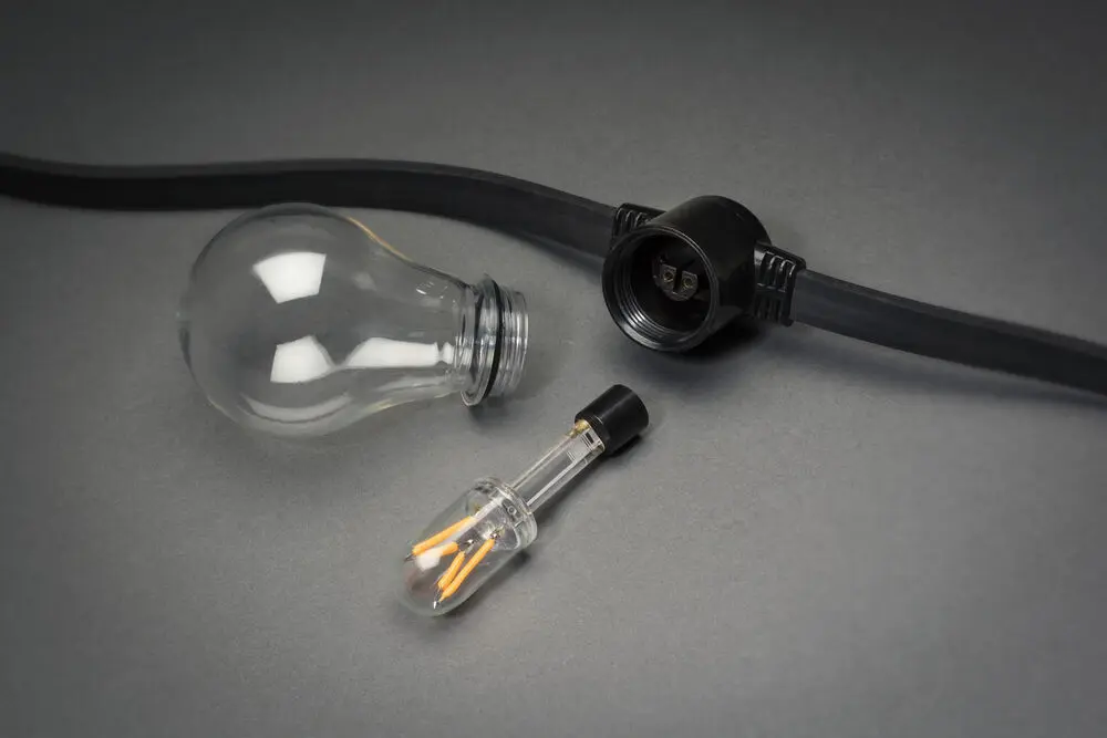 Guirnalda luminosa, ámbar, 10m Negro De Konstsmide - Cadena de luces decorativas con 10 luces LED &aacute;mbar intercambiables que crean un ambiente c&aacute;lido y acogedor.