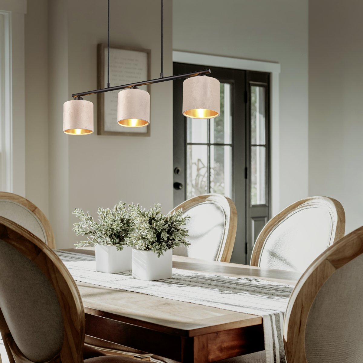 Julieta 66cm Beige Lámpas de techo De Trio Lighting - La acertada combinación de materiales —metal negro mate y terciopelo beige— armoniza con diversos estilos de decoración y realza su comedor.