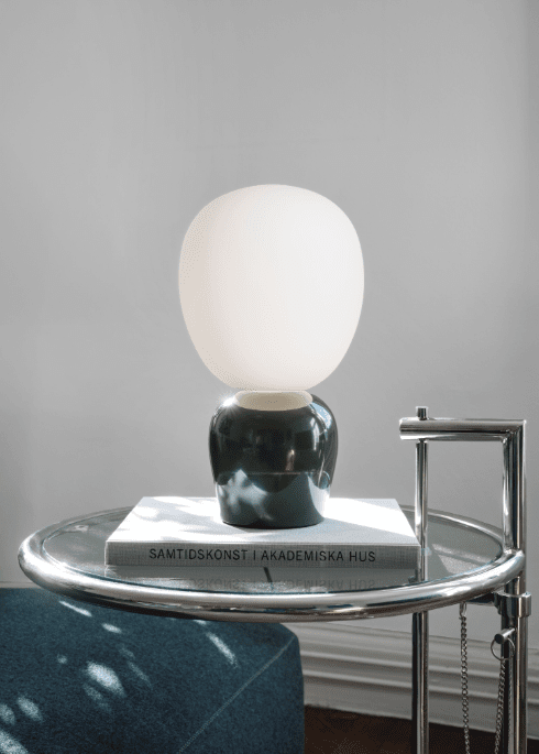Buddy 34cm Verde lámpara de mesa De Belid - Con su luz uniforme y su sofisticado dise&ntilde;o, Buddy se integra armoniosamente en cualquier hogar: una compa&ntilde;era que irradia luz y car&aacute;cter durante generaciones.