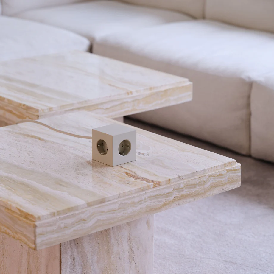 Square 1 with 30W Dual USBC & Magnetic base, 3m Arena De Avolt - Regleta de enchufes de dise&ntilde;o elegante de Avolt con un cable largo de PVC, un cubo de pl&aacute;stico reciclado y una placa magn&eacute;tica en la parte inferior para colgar en la pared.