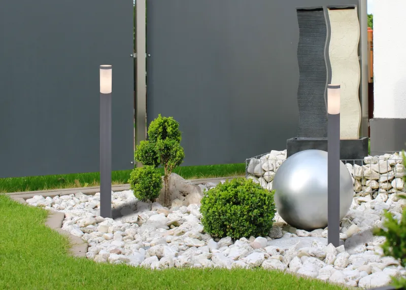 Boston 110cm Antracita balizas De Globo Lighting - Tillverkad i rostfritt st&aring;l med en opalvit plastsk&auml;rm ger den ett mjukt och behagligt ljus.