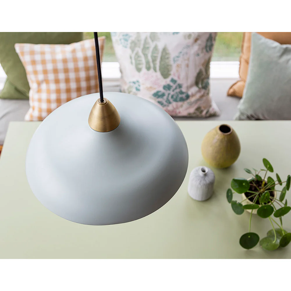 Urban Wide Ø36 Verde claro Lámpas de techo De Superliving - Embellece tu hogar con la moderna l&aacute;mpara colgante Urban Wide, una elegante combinaci&oacute;n de un acabado verde claro mate y elegantes detalles de lat&oacute;n.